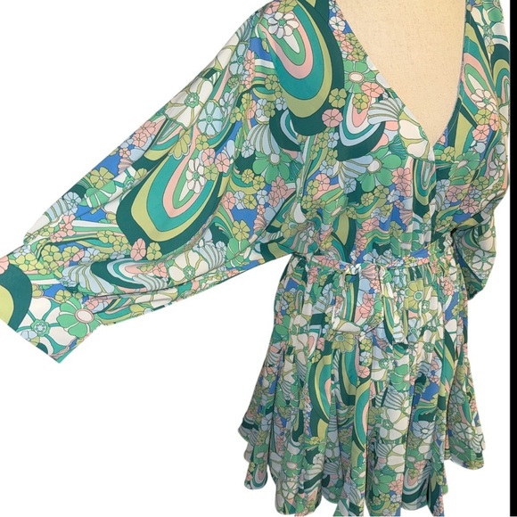 Aakaa Green and White Retro Mini Dress with Bishop Sleeves - Picture 3 of 4